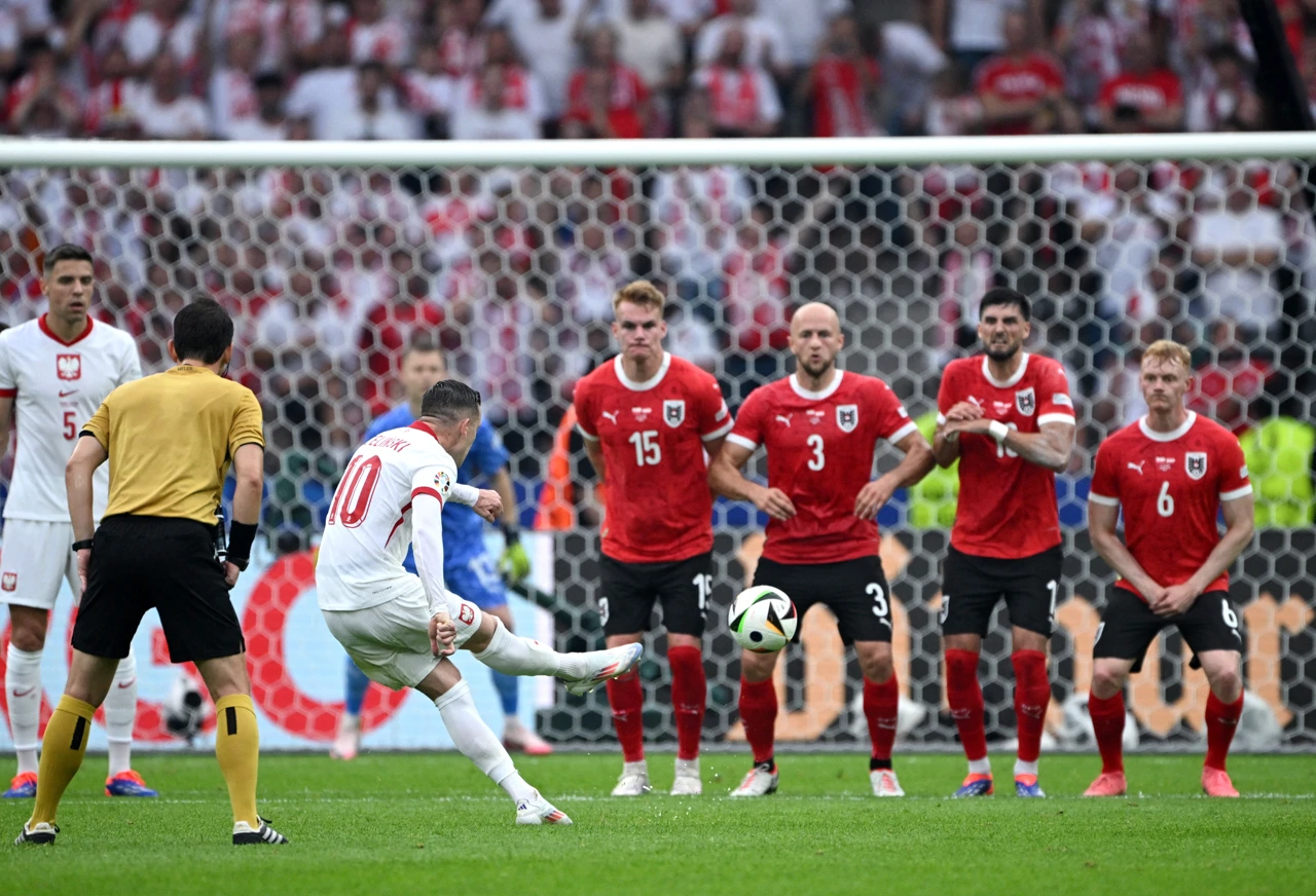 Piotr Zielinski puca slobodni udarac