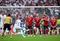 Piotr Zielinski puca slobodni udarac, Foto: Annegret Hilse/REUTERS