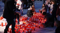 Šibenik: Na Trgu palih branitelja Domovinskog rata zapaljene su svijeće za Vukovar , Foto: Dusko Jaramaz/PIXSELL