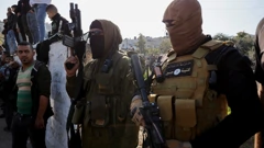 Naoružane osobe na pogrebu Palestinaca koji su ubijeni u izraelskom napadu