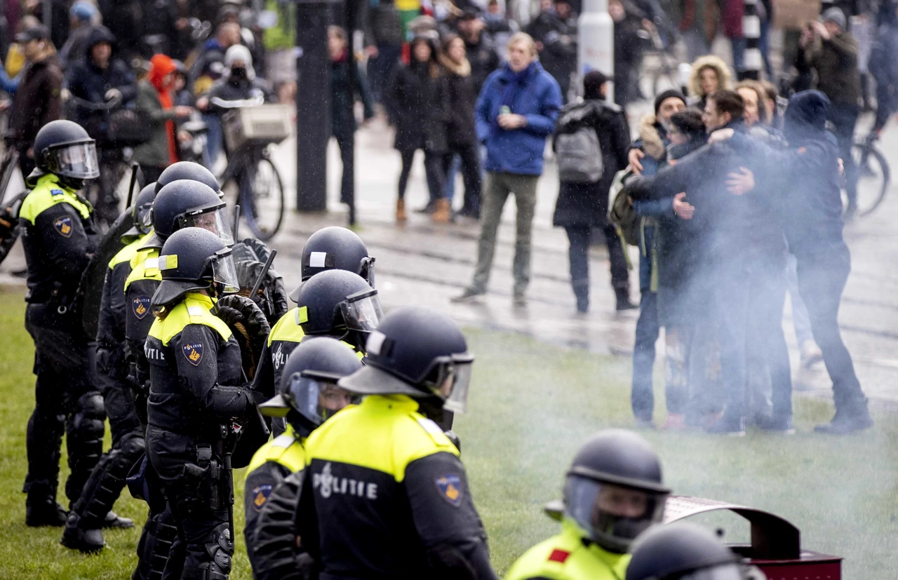 Prosvjedi protiv vladinih mjera u Amsterdamu