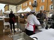 Podjela friganih ribica na riječkom Korzu, Foto: Ivana Perić/HRT