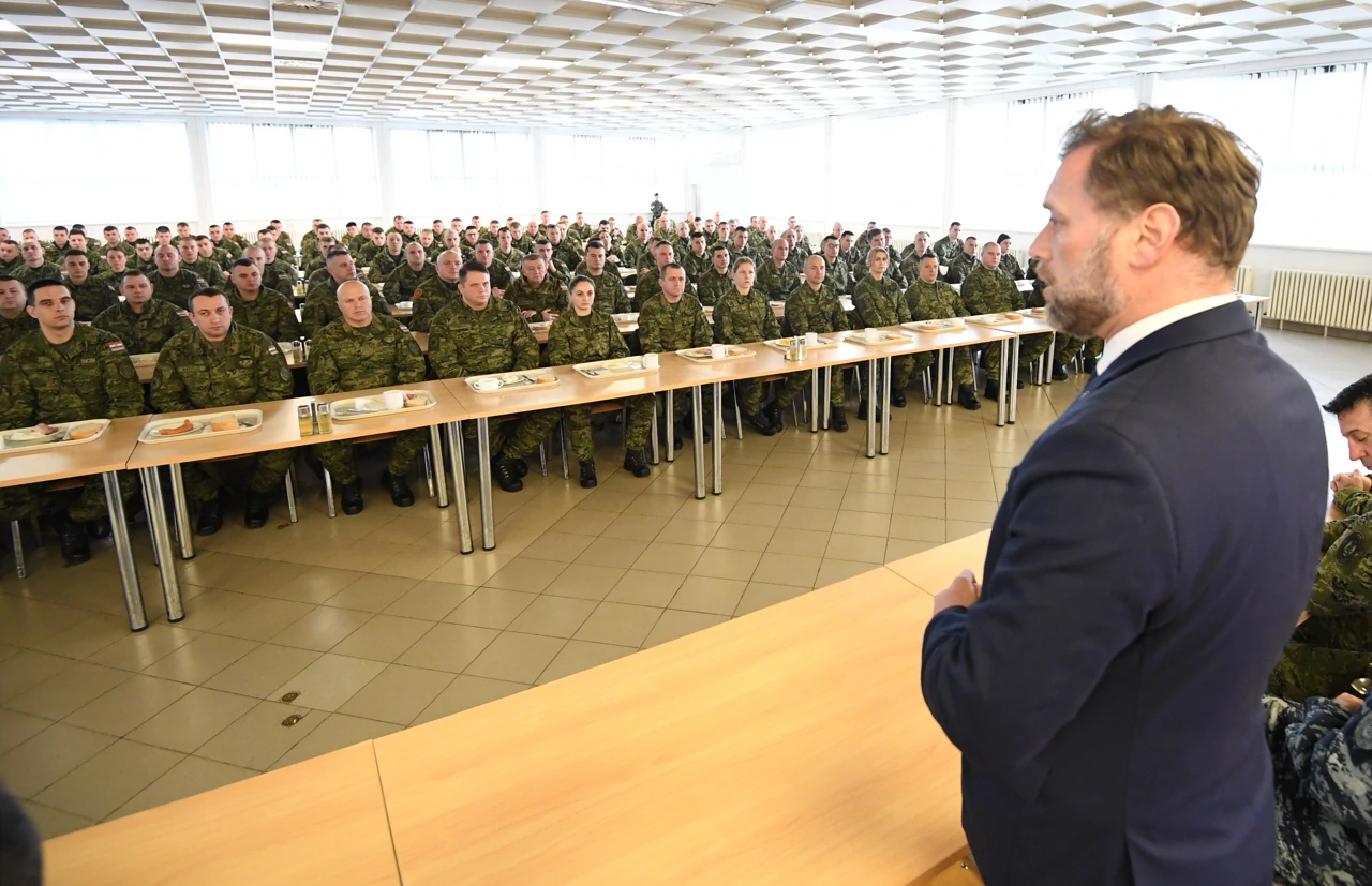 Ministar Banožić s pripadnicima HV-a uoči odlaska u NATO aktivnost u Litvu, Foto: J. Kopi/MORH
