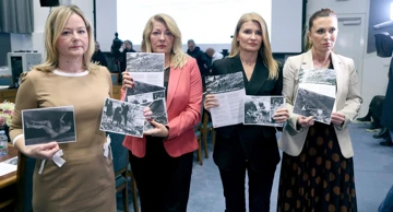  Zagreb: Zastupnici SDP-a dijelili letke sudionicima okruglog stola o Jasenovcu 