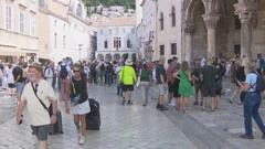 Sezona puna turista, ali i izazova