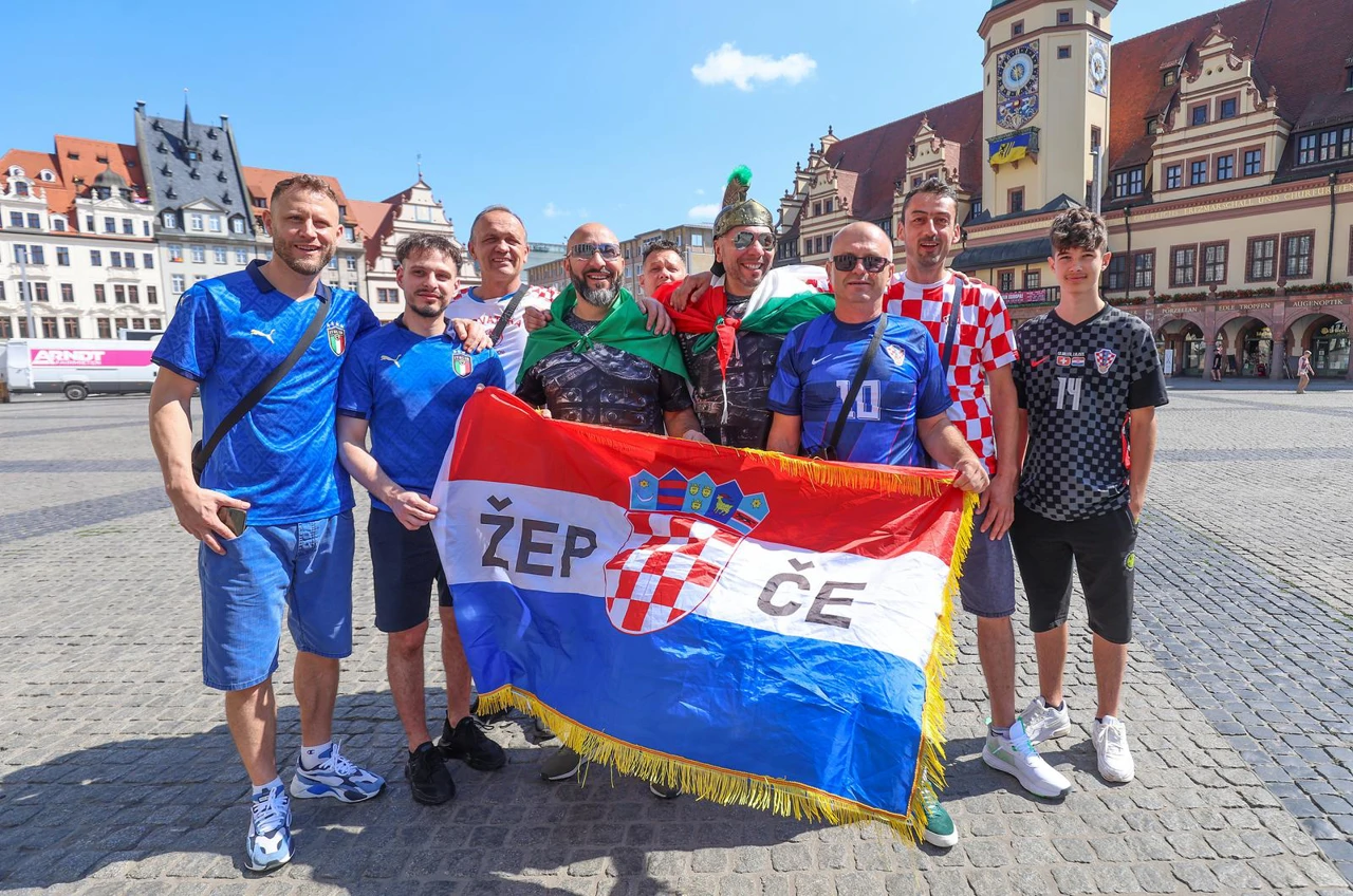 Hrvatski i talijanski navijači uoči utakmice, Foto: Sanjin Strukic/PIXSELL