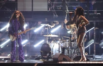 H.E.R. s Travis Barkerom and Lenny Kravitzom, Foto: Mario Anzuoni/REUTERS