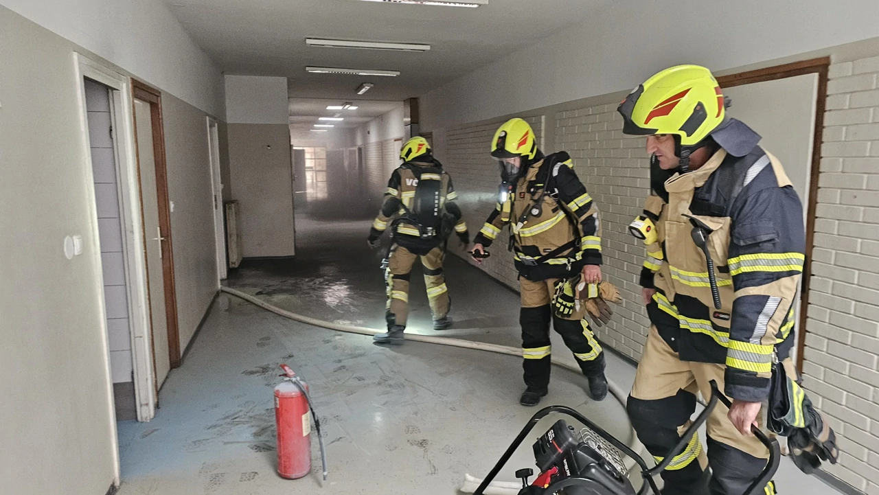 Vodički vatrogasci gase požar u OŠ Vodice