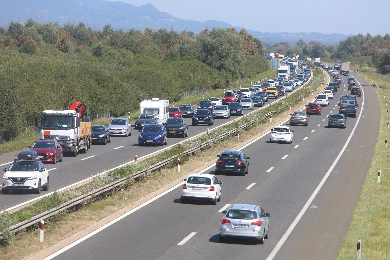 Promet je pojačan na pojedinim dionicama autocesta u smjeru mora