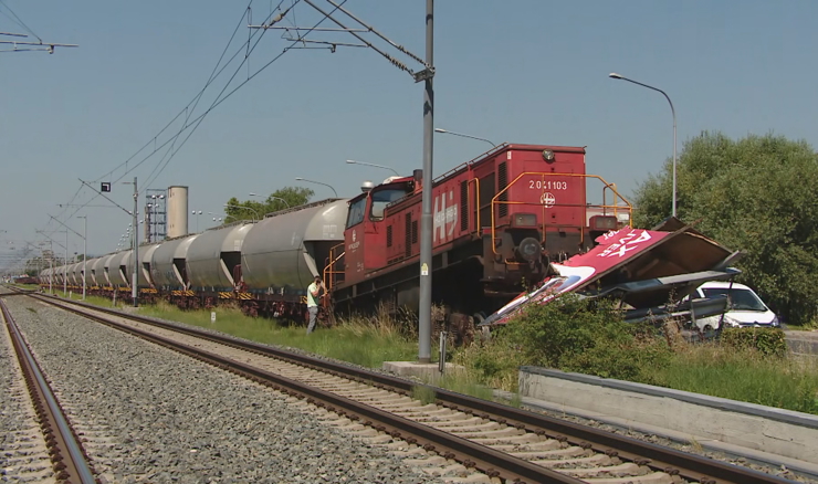 Zagreb: Teretni vlak izletio s tračnica i udario u jumbo plakat