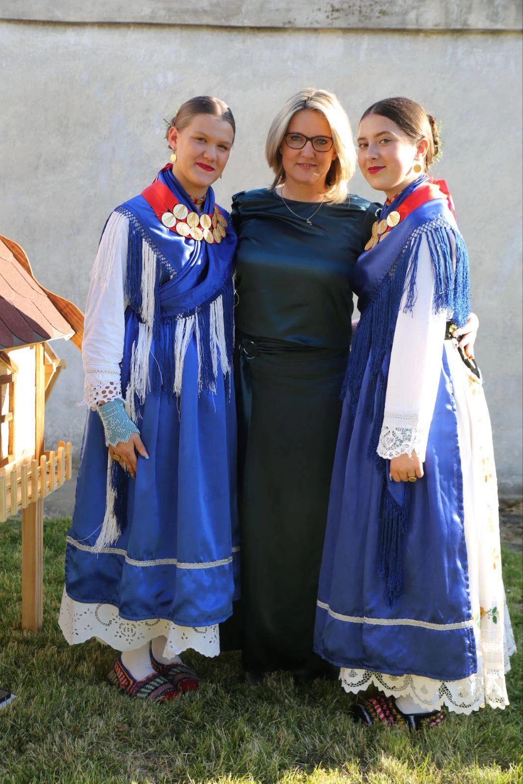 Jasna Vojnić s članicama HKD-a Šid