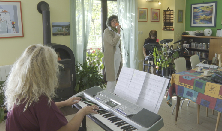 Tri dame idu na Sanremo s "Kostrenskom kartolinom"