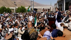 Ahmad Massoud razgovara sa svojim pristašama u Bazarku, arhivska fotografija