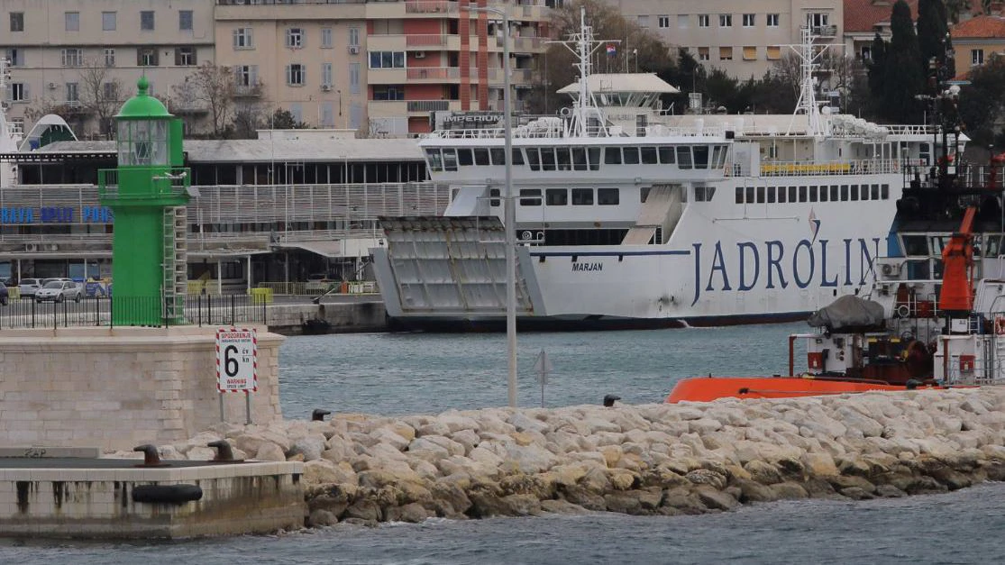 Zbog vjetra otežana plovidba trajekata i katamarana