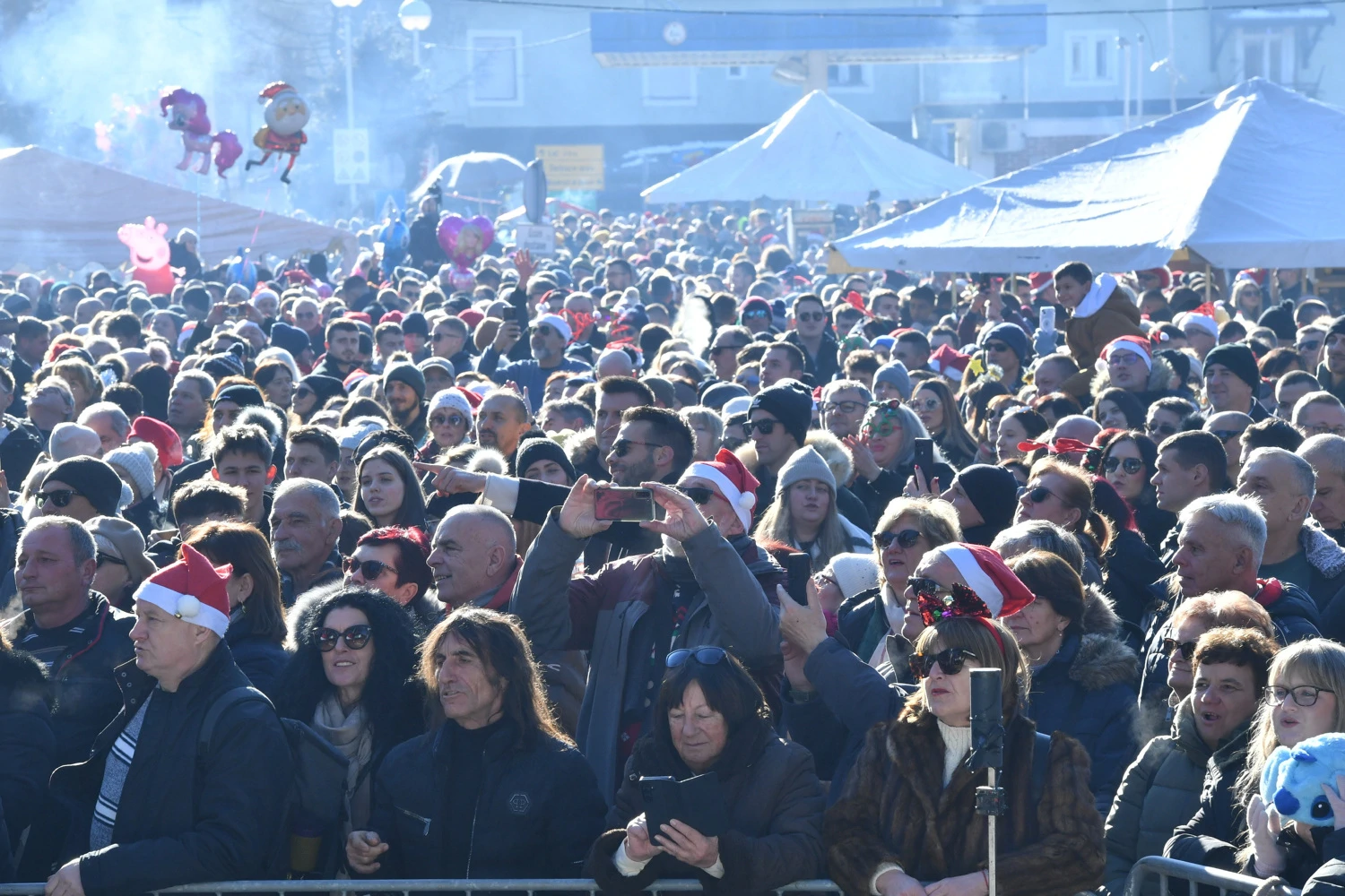 Zagrijavanje za najluđu noć u godini, trgovi puni unatoč minusima