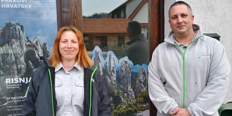 Dina Botta i Andrej Grgurić, čuvari prirode Bijelih i Samarskih stijena, ispred svog ureda u Mrkoplju (Foto: Nenad Lučić / HRT - Radio Rijeka)