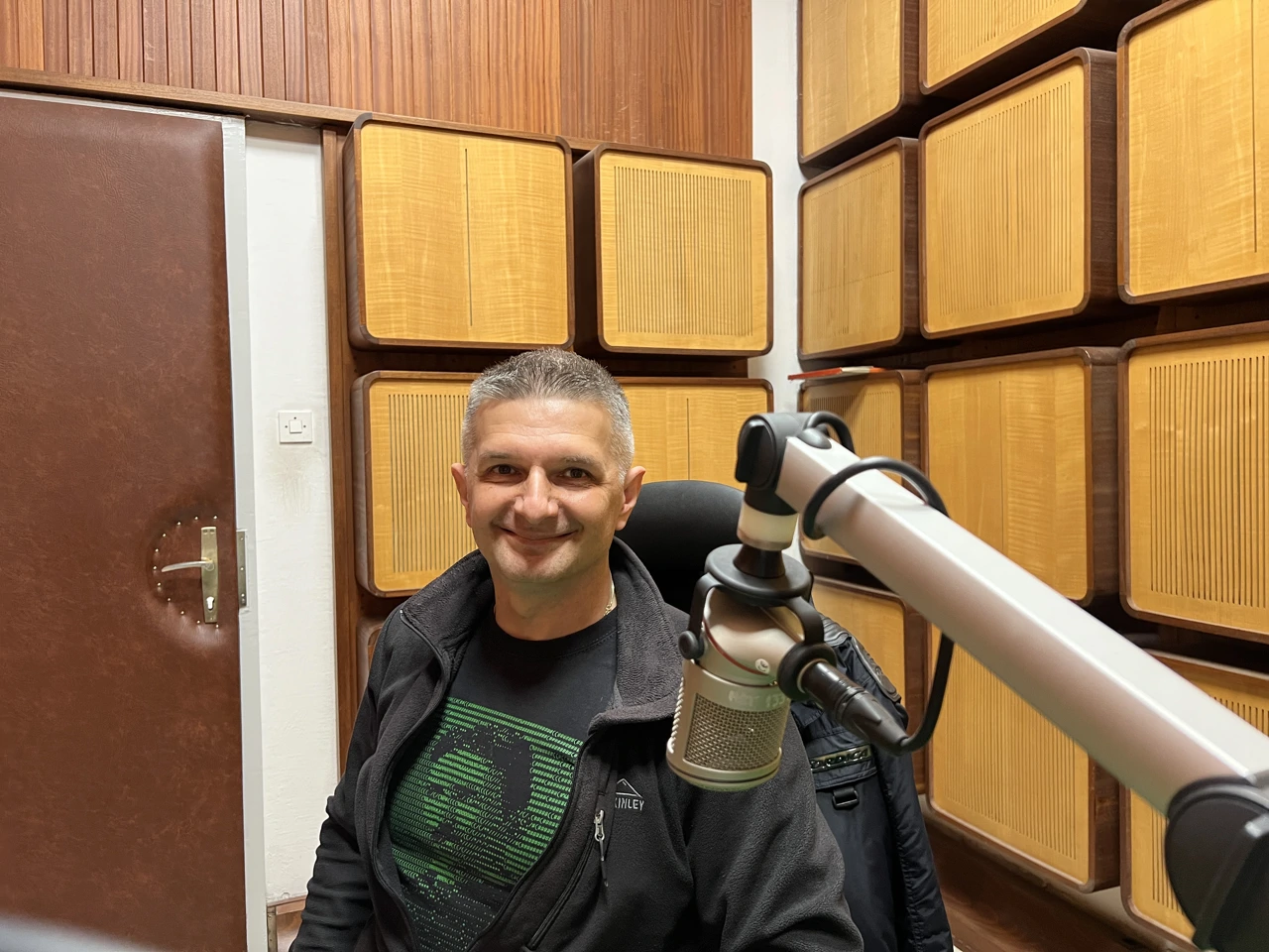 Davor Pasarić (Kreativni odjel i Peek&Poke) u studiju Radio Rijeke
