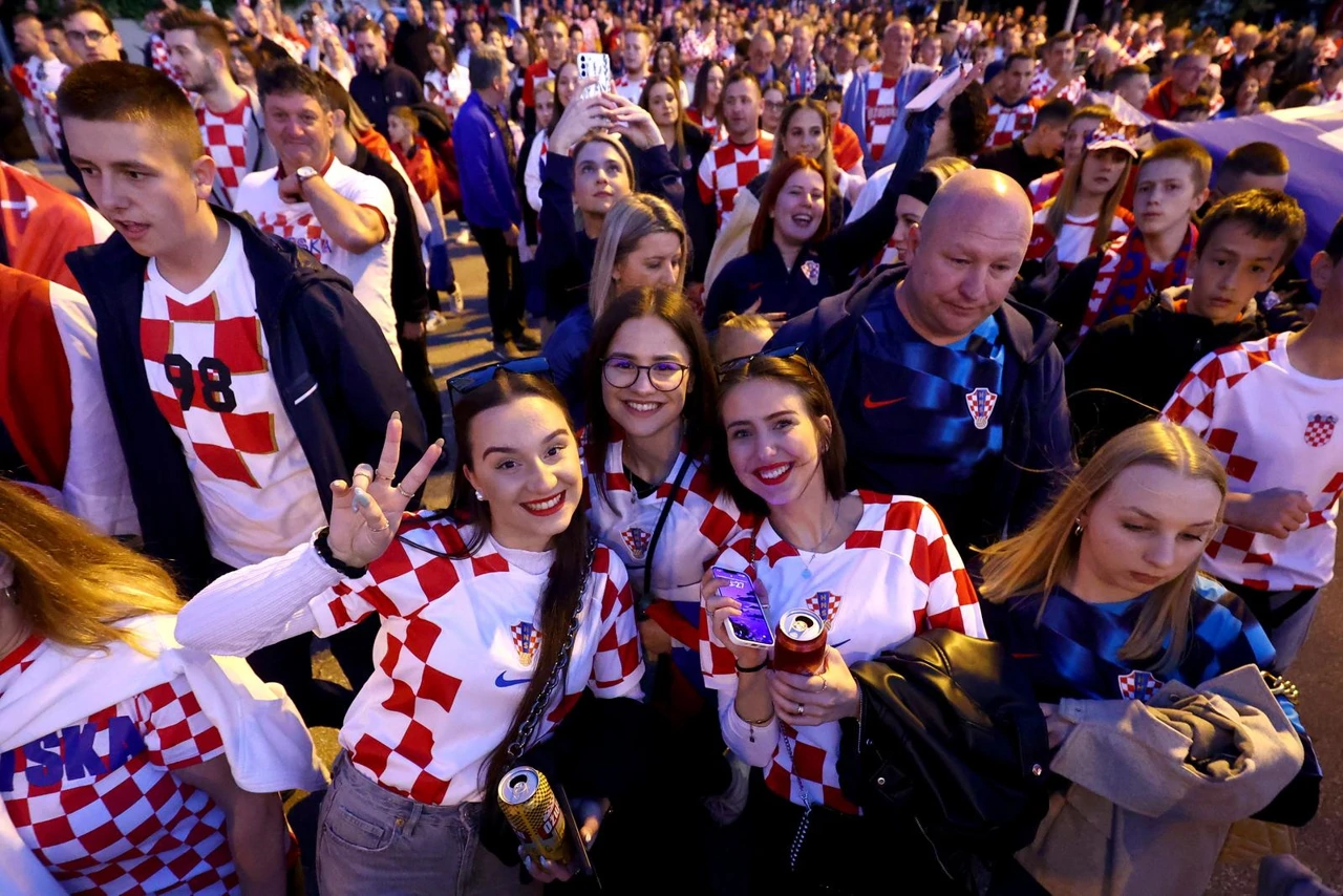 Navijači pred Poljudom, Foto: Miroslav Lelas/PIXSELL