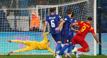 Dominik Livaković na utakmici Crna Gora - Hrvatska