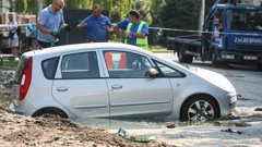 Zbog puknuća vodovodne cijevi parkirani automobili propali kroz asfalt 
