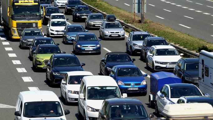 Staus auf Autobahnen durch Touristenansturm, Verkehrsbehinderungen auch durch Unfälle 2 pxl 180722 94701348 20250810090512