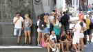 Turisti iskoristili svaku priliku za osvježenje u hladu 