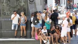 Turisti iskoristili svaku priliku za osvježenje u hladu 