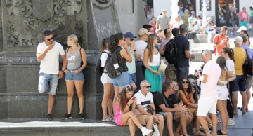 Turisti iskoristili svaku priliku za osvježenje u hladu 