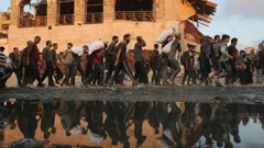Palestinci primaju humanitarnu pomoć u pojasu Gaze