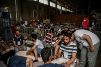 Spašeni migranti u luci Kalamota čekaju informacije o preživjelima , Foto: Stelios Misinas/Reuters