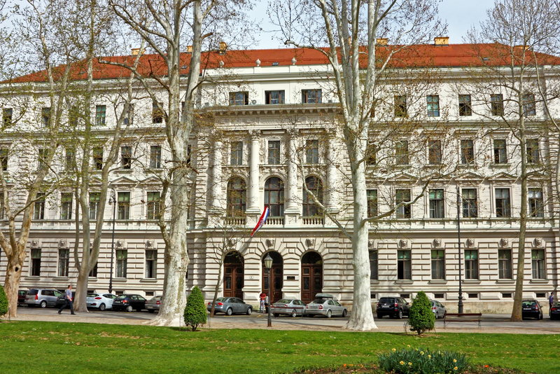 Zwei Personen wurden zu gemeinnütziger Arbeit verurteilt, weil sie durch gefälschte Reiseaufträge EU-Gelder erschlichen hatten. 1 shutterstock 664416226 20251030142443