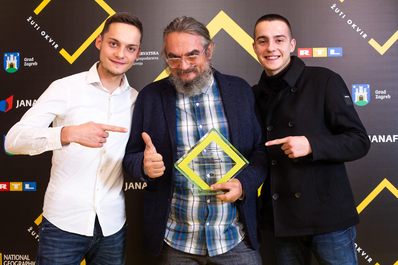  Mario Romulić sa sinovima Ivorom i Sveborom - dobitnici nagrade "Žuti okvir" za održivi razvoj u kategoriji „Odgovor na klimatske promjene”