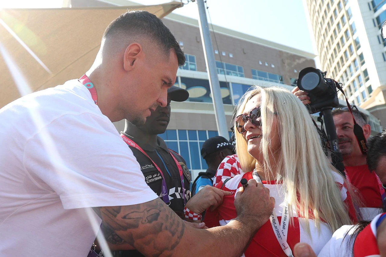 Lovren s navijačima ispred hotela Hilton, Foto: Goran Stanzl/PIXSELL
