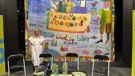 Ravnateljica GKL-a Rijeka Magdalena Lupi Alvir ispred svečanog zastora kojeg je oslikao Vojo Radoičić.