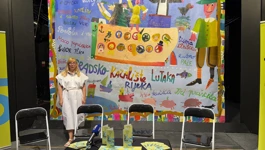 Ravnateljica GKL-a Rijeka Magdalena Lupi Alvir ispred svečanog zastora kojeg je oslikao Vojo Radoičić.