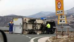 Olujna bura prevrnula dostavni kamion