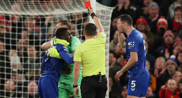 Idrissa Gueye dobiva crveni karton