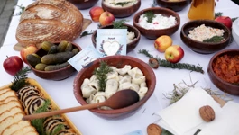 Toplina doma i blagdanski stol u prenoćištu za beskućnike