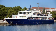 Brod prevozi turiste na Veli Brijun