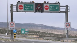 Zbog vjetra na autocesti A1 od vijadukta Božići do tunela Sv. Rok vozi se uz ograničenje brzine na 40 km/h.