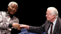 Nelson Mandela i Jimmy Carter tijekom ceremonije obilježavanja Mandelinog 89. rođendana u Johannesburgu 2007., Foto: REUTERS/Siphiwe Sibeko/File Photo/Reuters