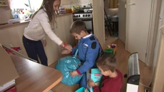 Djeca otvaraju pakete s igračkama, Foto: Dnevnik/HRT