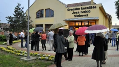 Drvo je zasađeno ispred Gradskog kazališta Joza Ivakić u Vinkovcima