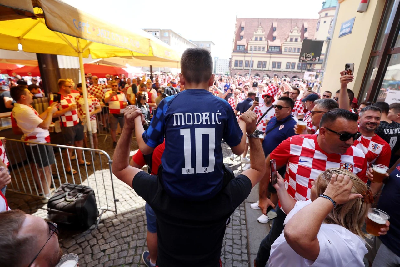 Sve brojniji navijači u središtu Leipziga prije utakmice s Italijom , Foto: Sanjin Strukic /PIXSELL