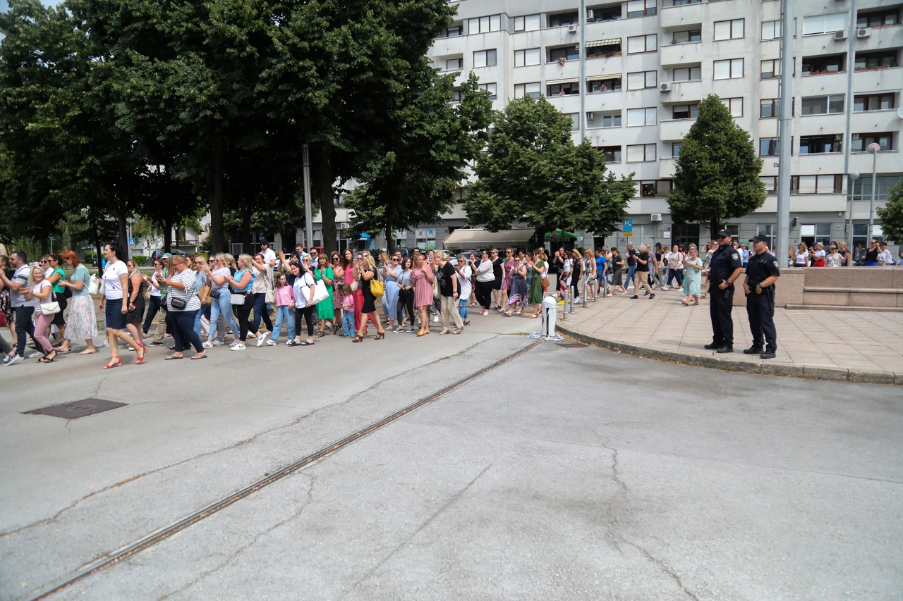 Prosvjedna šetnja dvjestotinjak pravosudnih djelatnika pored NSK nakon odluke Vlade, Foto: Zeljko Hladika/Pixsell