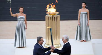 Giovanni Malago predsjednik Organizacijskog odbora OI Milano Cortina 2026 prima baklju od Isidorosa Kouvelosa, predsjednika Grčkog olimpijskog odbora