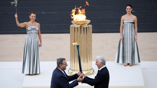 Giovanni Malago predsjednik Organizacijskog odbora OI Milano Cortina 2026 prima baklju od Isidorosa Kouvelosa, predsjednika Grčkog olimpijskog odbora