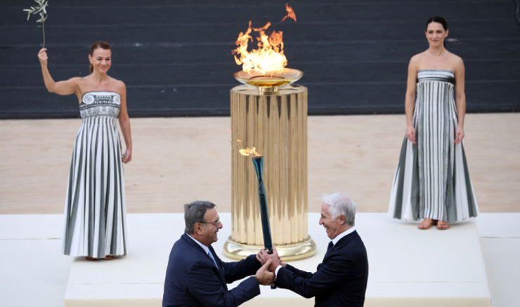 Giovanni Malago predsjednik Organizacijskog odbora OI Milano Cortina 2026 prima baklju od Isidorosa Kouvelosa, predsjednika Grčkog olimpijskog odbora