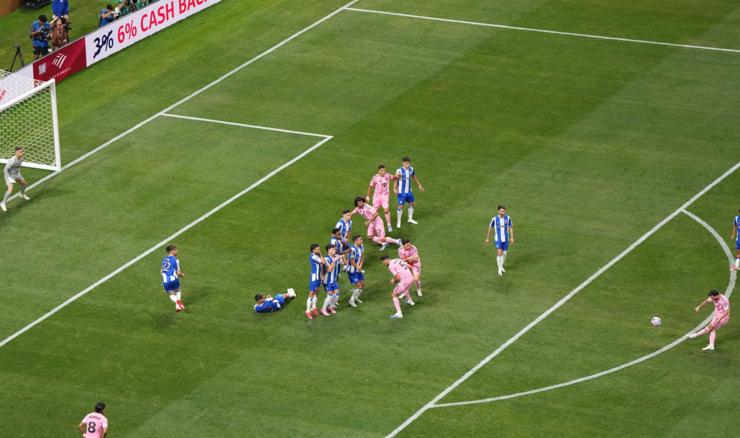 Lionel Messi zabija pogodak Portu