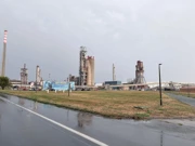 Nakon intervencije vatrogasaca više nije vidljiv dim iznad pogona, Foto: KuTina info/Facebook